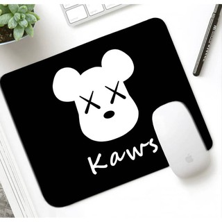 KAWS   BLACK   แผ่นรองเม้าส์ แผ่นรองเมาส์ เมาส์ สี่เหลี่ยม ลาย KAWS   ขนาด 21 x 26 cm สวยงาม น่าใช้งาน งานดี MANOPNEST