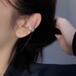 ต่างหูหนีบคริสตัลมุก • Pearl Crystal Ear Cuff