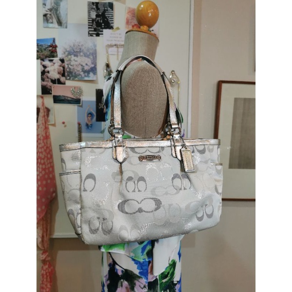 กระเป๋า​ Coach​ ของแท้100% จาก USA​ สีเงินเมทาลิก