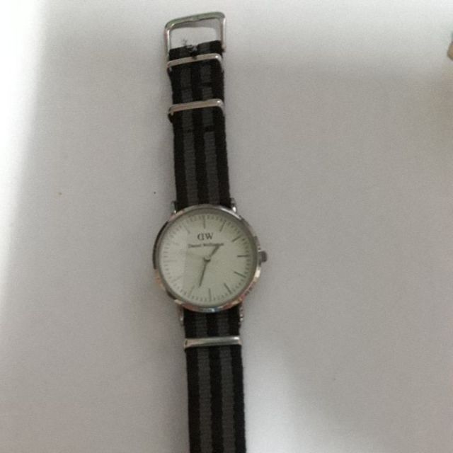 นาฬิกาแบรนด์เนม Daniel wellington มือสอง สำหรับชายหญิงเรือนสแตนเลสหน้าปัด 3.5 cmสภาพ70-80%