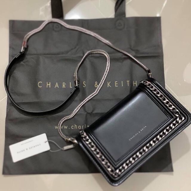 ♥️Charles & Keith Chain Detail Clutch หน้าโซ่