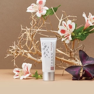 THANN Aromatic Wood Hand Cream 40 g. คืนความเนียนนุ่มให้ผิว พร้อมเติมความมีชีวิตชีวา สูตรเข้มข้น