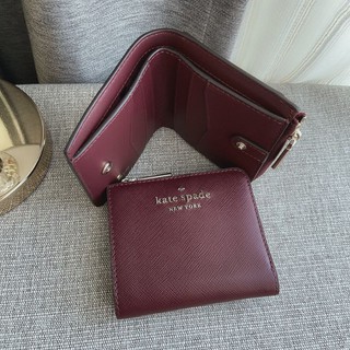 🎀 กระเป๋าสตางค์ใบสั้น สีแดง WLR00143 WLROO143 Kate Spade Eva Small L-Zip Bifold Wallet Cherrywood