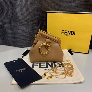 NANO เฟนดิ FISRT CHARM BAG พร้อมส่ง กระเป๋าใบจิ๋วพร้อมสายสะพาย   เป็นพวงกุญแจก็ได้นะคะ  สินค้าพร้อมกล่อง