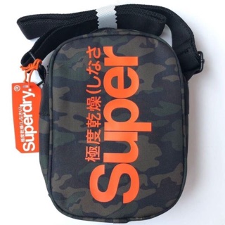 Superdry กระเป๋าสะพาย ขนาด : 22 x 16 x 7cm 💂‍♀️ ทหาร = 5  💶 : 2,090-