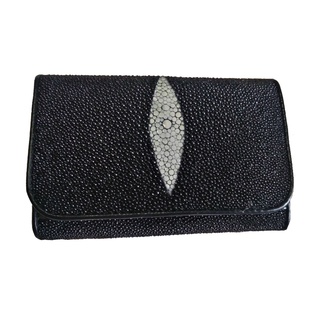 กระเป๋าถือสตรี Stingray Mini Clutch ขนาดกลาง ทำจากหนังปลากระเบนแท้ สีดำ