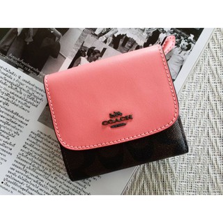 🎀 กระเป๋าสตางค์ 3 พับเล็ก F87589 สีน้ำตาลเข้ม ฝาพับสีชมพู มีช่องใส่เหรียญ SMALL WALLET IN SIGNATURE CANVAS