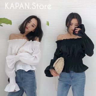 KAPAN 🌸พร้อมส่ง🌸 เสื้อปาดไหล่ สม็อคอก+เอว แขนยาวทรงกระดิ่ง มี2สี ขาว, ดำ ฟรีไซส์ เสื้อสไตล์เกาหลี KP33