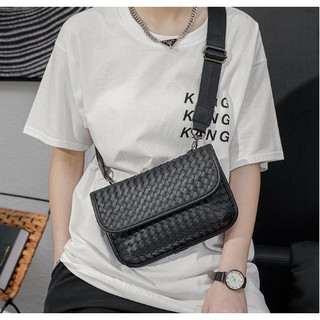 พร้อมส่ง กระเป๋าสะพายข้างผู้ชายใบเล็ก ถักลายสาน แฟขั่นสไตล์เกาหลี รหัส Man-21037-7 สีดำ
