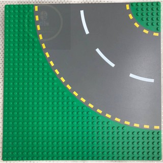 [ของแท้ มือ 2 สภาพพอใช้] Lego Green Baseplate, Road 32 x 32 8-Stud Curve with Road Pattern, Yellow Dashed Lines