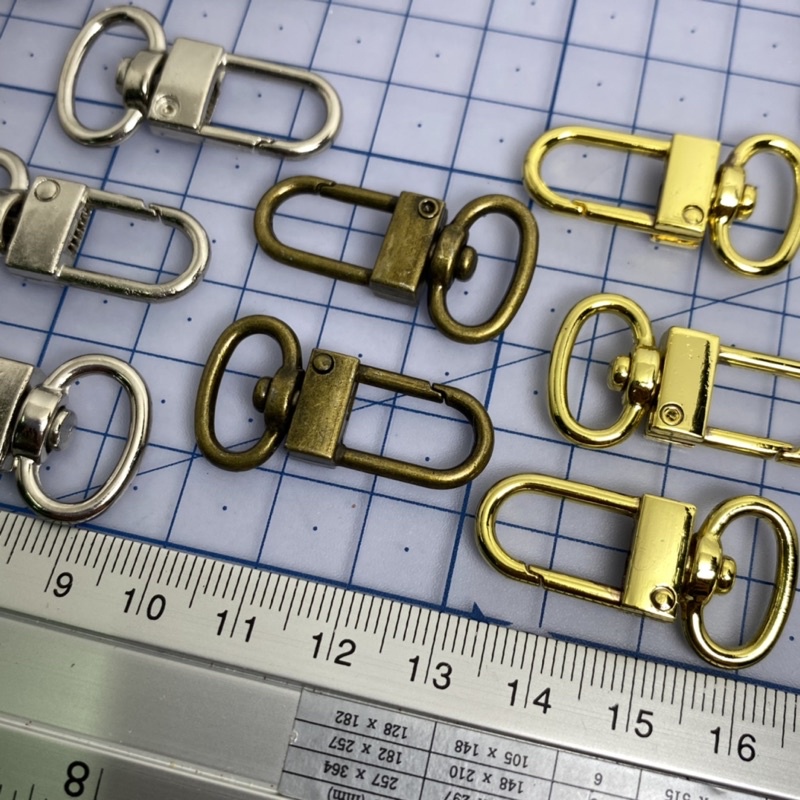 ตะขอก้ามปู คอหมาเกี่ยว ตัวยู 3.5 ซม. ฐานรี สีเงิน/ทอง/เหลืองรมดำ ห่อ 10 ตัว