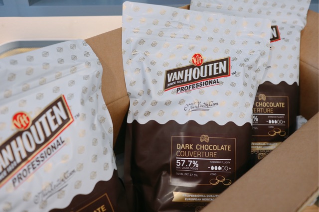 Dark Chocolate 57.7%  70.4%  Van Houten ดาร์คช็อคโกแลต แวน ฮูเต็น