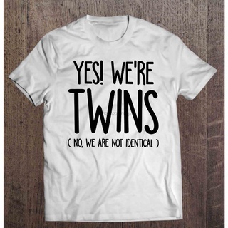 [S-5XL] เสื้อยืด พิมพ์ลาย Yes Were Twins No We Are Not Identical สไตล์คลาสสิก แฟชั่นสําหรับผู้ชาย