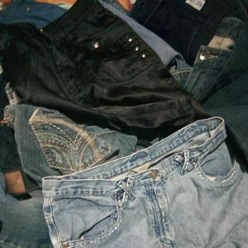 กางเกงยีน มือ 2 ราคา 23 บาท