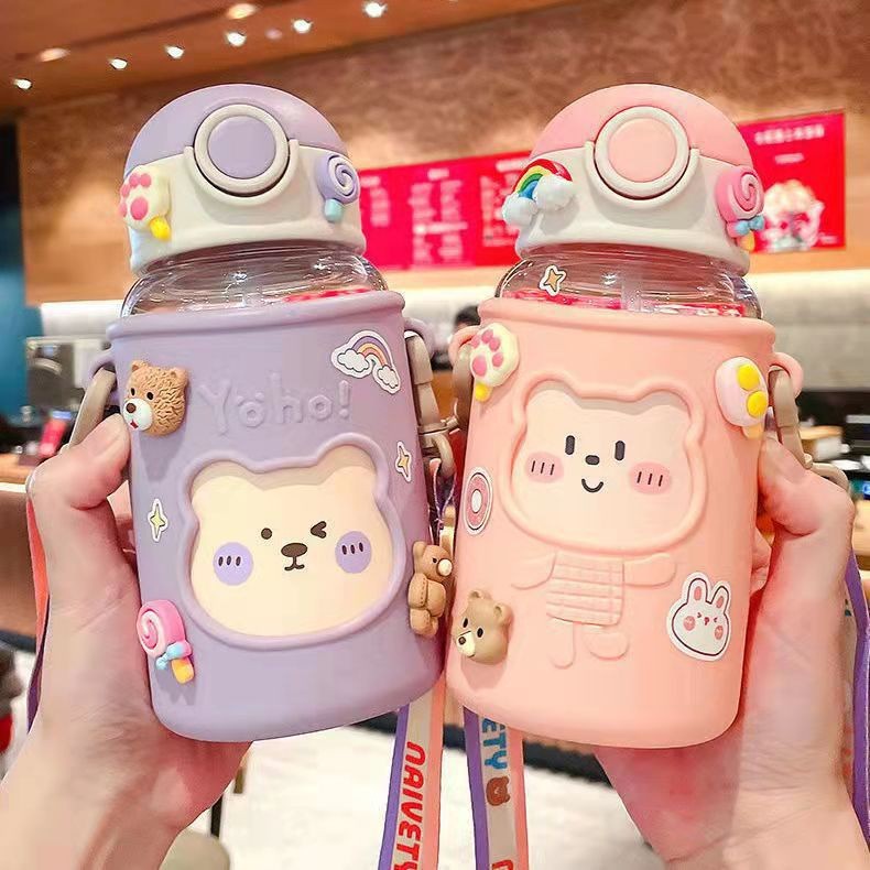 ขวดน้ำสำหรับเด็กแบบใส ลายการ์ตูน ขนาด 600 ml ขวดน้ำสำหรับพกพา แถมฟรีสติ๊กเกอร์ 3D สุดน่ารัก+สายสะพาย