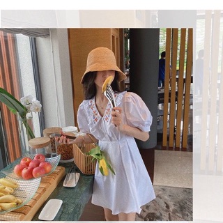 มินิเดรสสีขาวละมุนสวยสุดๆ  คอปกระบายปักลายดอกไม้สีสวย