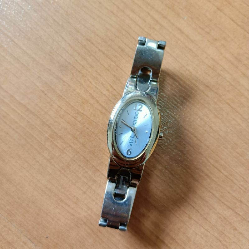 นาฬิกาแบรนด์เนมelle studioหน้าปัดสีฟ้า ตัวเลขสีเงินสายเลสสีเงินของแท้มือสองสภาพสวย