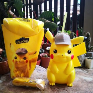 แก้วน้ำ + ซองใส่สายสะพาย Pikachu ของโรงหนังที่เมืองจีน