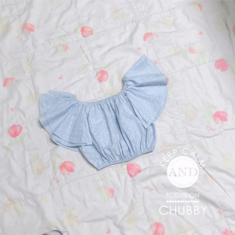 เสื้อครอปเกาะอกเปิดไหล่แต่งระบายสีฟ้า น่ารักสดใสลายจุดกะลิ๊กจิ๊ก
