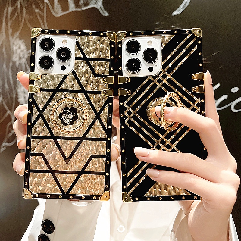 เคส iPhone 6 6S 7 8 Plus X XS MAX XR 13 12 Mini 11 Pro MAX iPhone 6 6S 7 8 Plus X XS MAX XR 12 Mini 11 Pro MAX หรูหราสแควร์เกล็ดทองผีแหวนดอกไม้ยืนโลหะกันกระแทกเคสโทรศัพท์