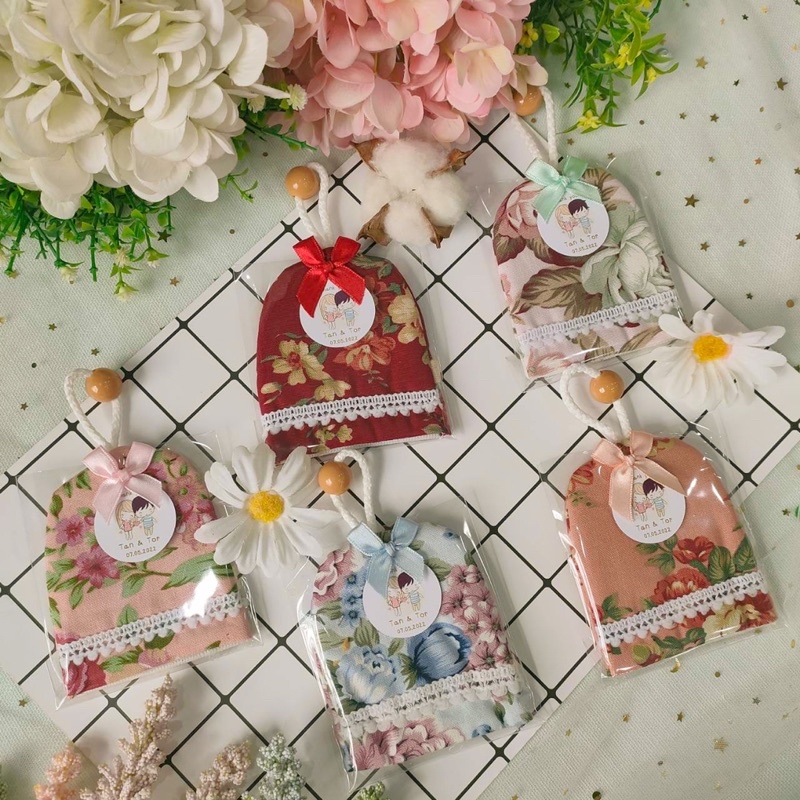 [เซตละ50ชิ้นตกชิ้นละ14บาท] ของชำร่วยงานแต่ง ที่ซ่อนกุญแจผ้าลายดอกไม้คละสี คละลาย