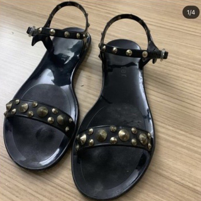 รองเท้าแตะholsterเป็นเข็มหมุด