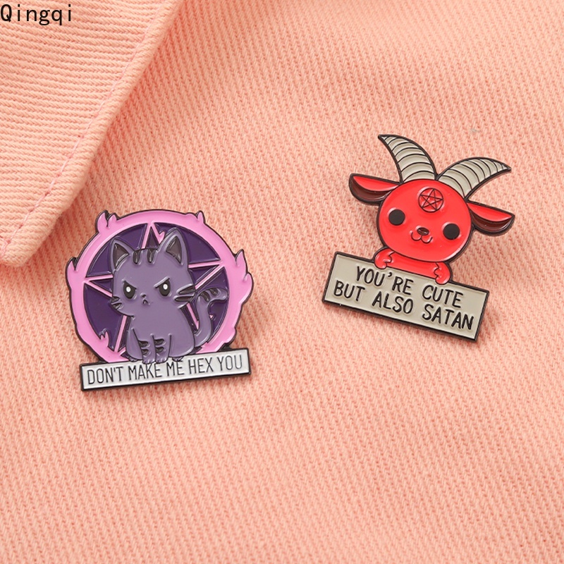แพะสีแดง ซานต้า สีม่วง แม่มด แมว เคลือบ Pins คุณน่ารัก แต่ยังซานต้าเข็มกลัด อุปกรณ์เสริมกระเป๋าเป้สะพายหลัง เครื่องประดับของขวัญเพื่อน