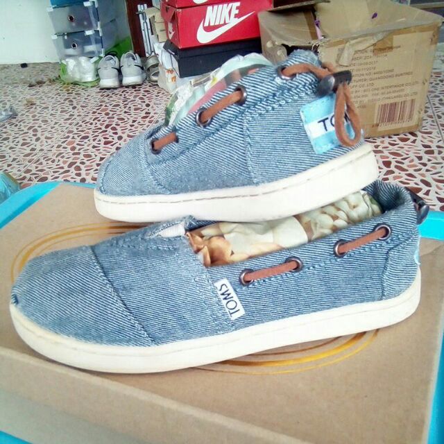 รองเท้าเด็ก TOMS มือ2