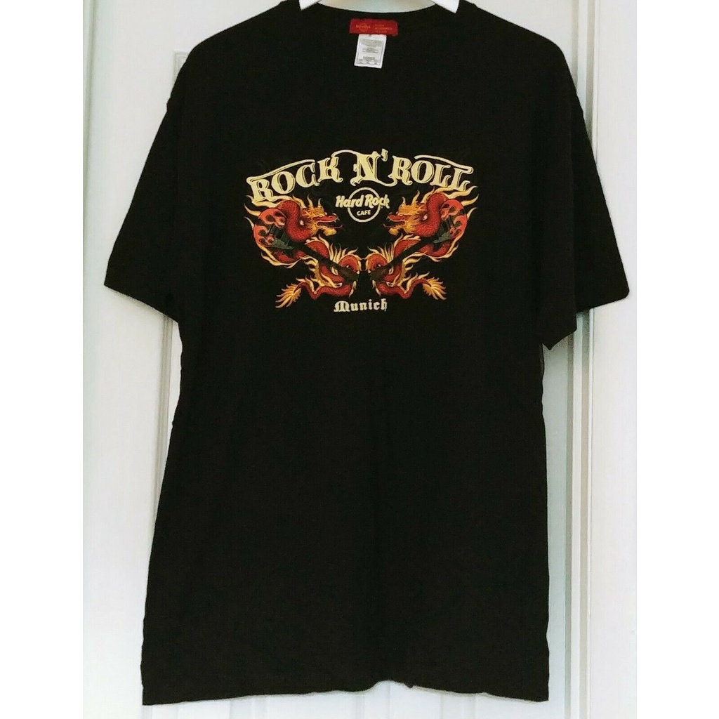 เสื้อยืดผ้าฝ้ายพิมพ์ลายคลาสสิก เสื้อยืด พิมพ์ลาย Hard Rock Cafe s Munich Gery Dragons สีดํา สไตล์คลาสสิก สําหรับผู้ชาย N