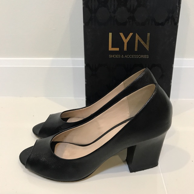 รองเท้า LYN size 38