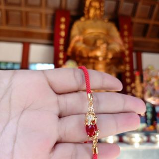 สร้อยข้อมือปี่เซียะด้ายแดง พร้อมพลอยประจำวันเกิด