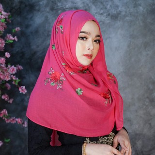 Hijab ผ้าพันยาวงานปักลายดอกไม้บนเนื้อผ้า