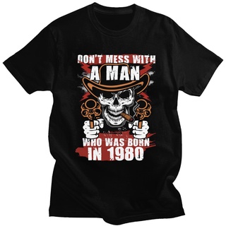 เสื้อยืดแฟชั่น พิมพ์ลาย DonT Mess With A Man Was Born In 1980 Guns Skull 40Th ของขวัญวันเกิด สําหรับผู้ชายสามารถปรับแต่