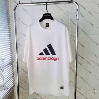 BALENCIAGA X ADIDAS LOGO PRINT COTTON T-SHIRT IN WHITE เสื้อยืดคอกลมแขนสั้น แบรนด์บาลองเซียก้า และอดิดาส สกรีนตัวหนังสือ