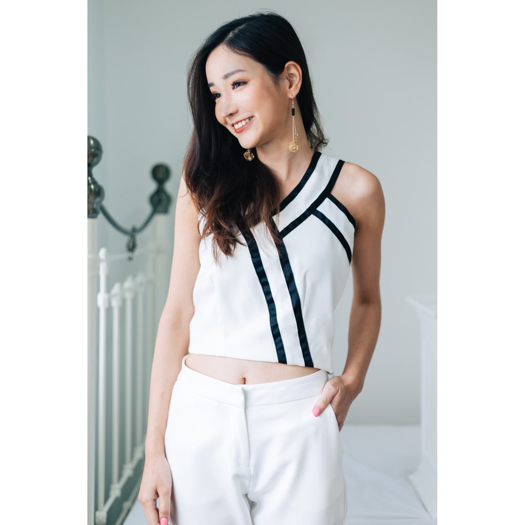 Xavi  - V neck  Tops เสื้อท็อป สีขาว