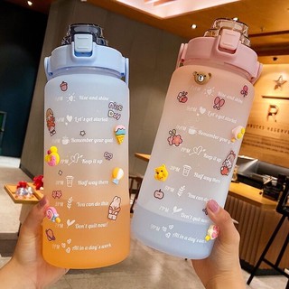 สินค้าพร้อมส่ง (ฟรีสติ๊กเกอร์)2L สันน่ารักขวดน้ำพลาสติกแบบพกพาเครื่องหมายบอกเวลา