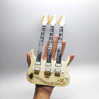 กีตาร์จิ๋ว Steve Vai Ibanez JEM Triple Neck ชั้นแขวนผนัง ของขวัญวันเกิด ฟิกเกอร์ อุปกรณ์เสริม