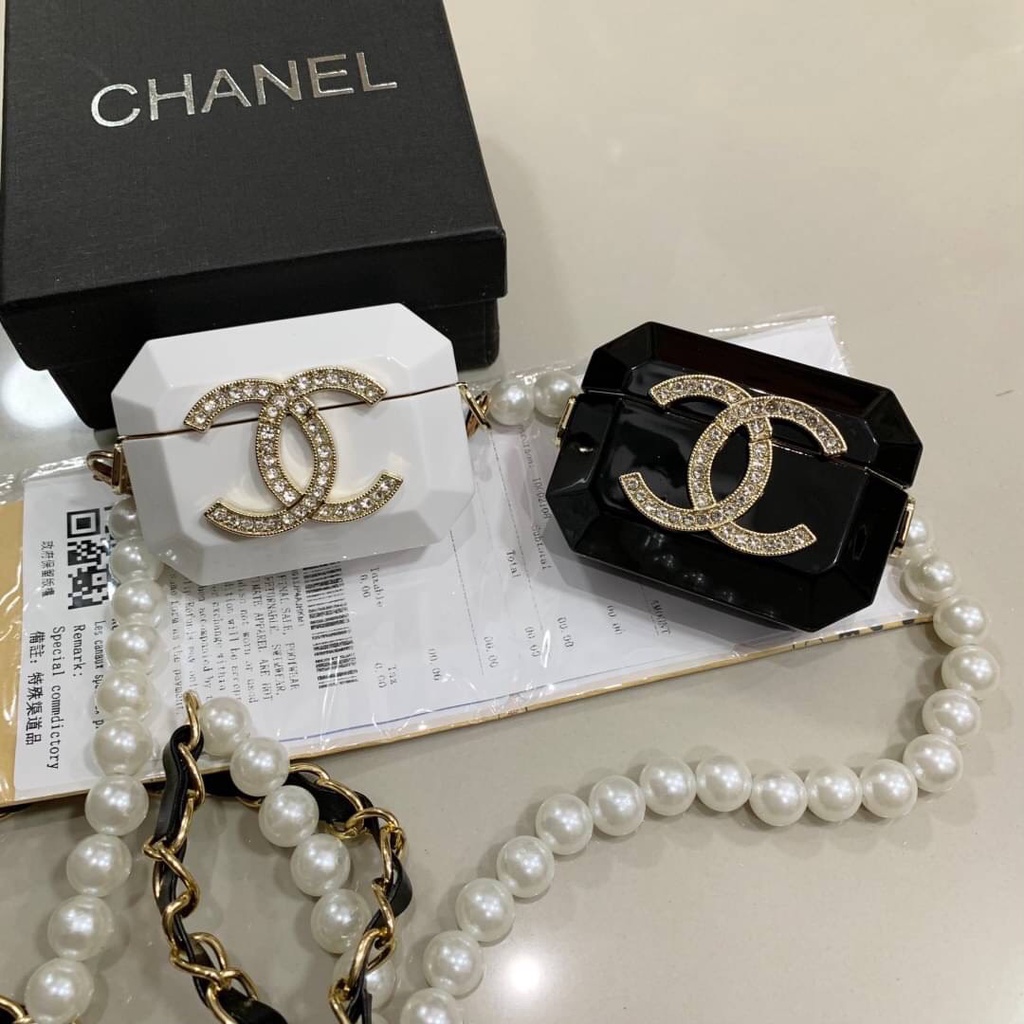 CHANEL METAL, RESIN, GLASS PEARLS, LAMBSKIN & DIAMANTE GOLD, PEARLY WHITE,  BLACK & CRYSTAL AIRPODS CASE PRO NECKLACE | Shopee Thailand