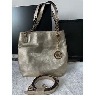 Michael Kors กระเป๋าMK ทรงถือหรือสะพายได้ มาพร้อมสายยาว สีทอง อะไหล่มีเฟดลงบ้าง สภาพพร้อมใช้งาน แบรนด์เนมแท้มือสอง