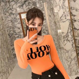 เสื้อแขนยาว ดีเทลคอU เซ็กซี่เบาๆ สกรีน HOLLY