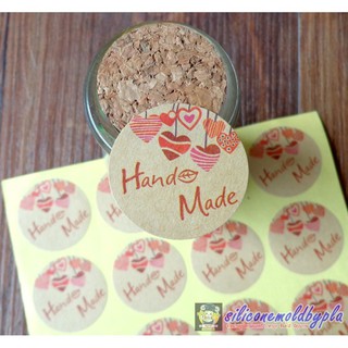 สติ๊กเกอร์​ สติ๊กเกอ​ร์ติด​กล่องขนม​ หรืออื่นๆ ลาย Hand made สีน้ำตาล มีหัวใจห้อย 12ดวง/แผ่น