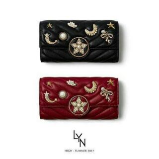 LYN kiss the sky long wallet 
กระเป๋าเงินมีโซ่สะพาย แต่งลาย chevron
 ล