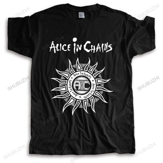 [S-5XL] เสื้อยืดผ้าฝ้าย คอกลม พิมพ์ลายโลโก้ Alice in Chains กันแดด แฟชั่นสําหรับผู้ชาย#39; s เสื้อยืดลําลอง ทรงหลวม ขนาด