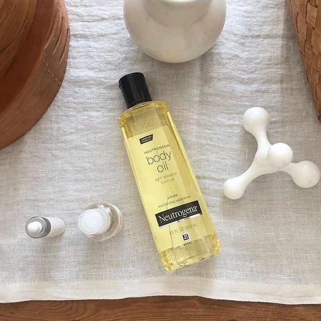 Neutrogena Body Oil Light Sesame Formula 250ml บอดี้ออยบำรุงผิว สูตรเข้มข้น