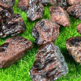 1pcs การ์เนต ( Garnet ) โกเมนสีแดง แอฟริกา หินแร่ธรรมชาติ ของแท้ รูปทรงธรรมชาติ หินสี quartz หินนำโชค หินมงคล หินสะสม