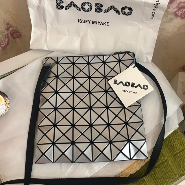 bao bao กระเป๋า baobao issey miyake prism crossbody shoulder bag สีเงิน เนื้อเงา ของแท้ แท้