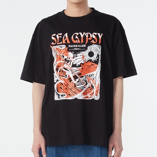 PAINKILLER เพนคิลเลอร์ เสื้อยืด เสื้อแขนสั้น เสื้อผ้าผู้ชาย / SEA GYPSY OVERSIZED T-SHIRT / รุ่น 07-0-0104 สีดำ / AW22