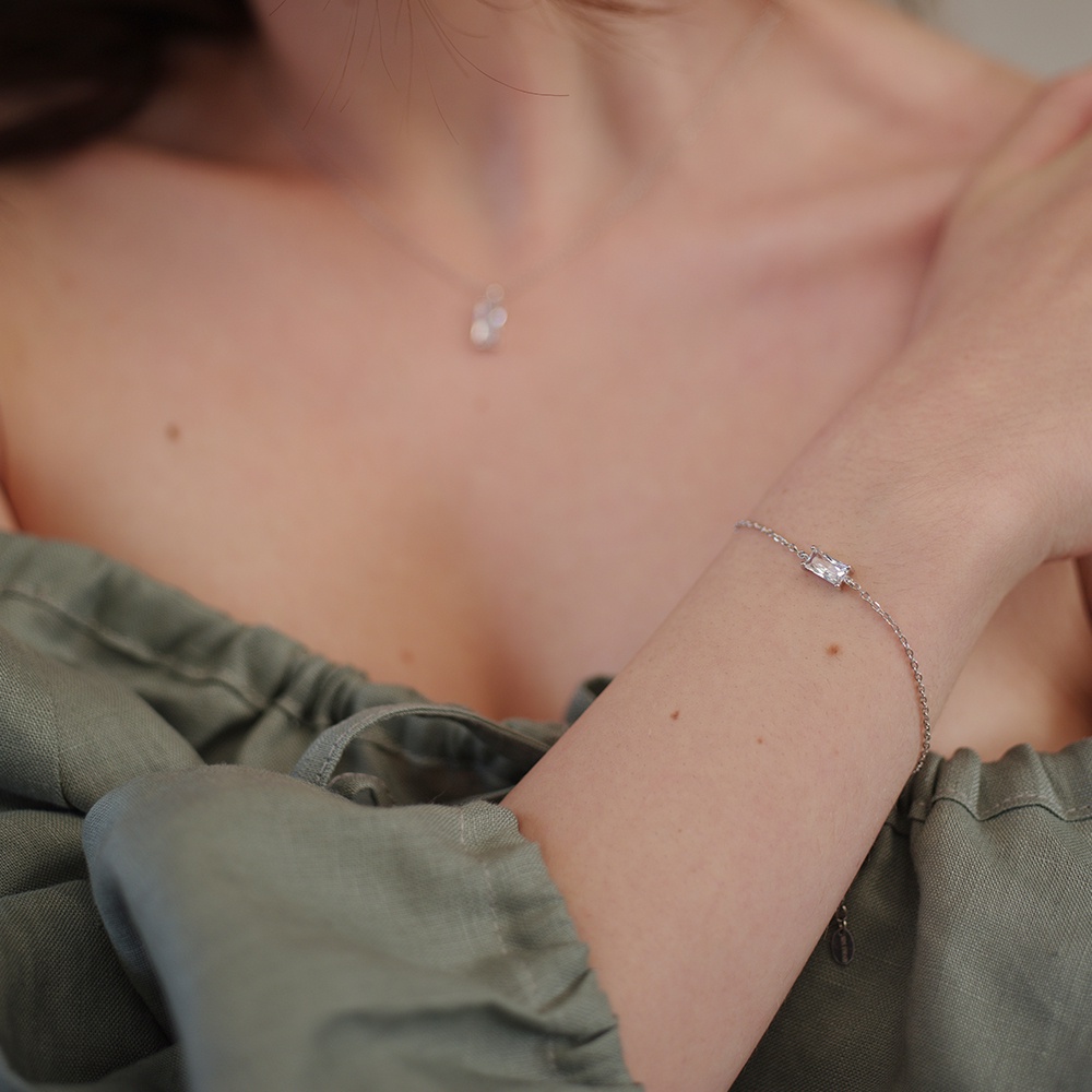 [ส่งด่วนฟรี]SWAN - Baguette Stone Bracelet สร้อยข้อมือเงินแท้ เส้นบาง มีจี้ ฝังเพชรคิวบิกเซอร์โคเนีย - รูปที่ 2