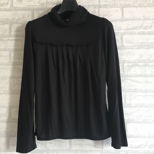 C56.คอเต่า สีดำ แต่งลูกไม้ตรงคอ และตรงอก มีพับจีบ  ผ้านิ่ม สภาพใหม่คะ ดำเข้ม sz.m ป้ายญี่ปุ่น อก 32-