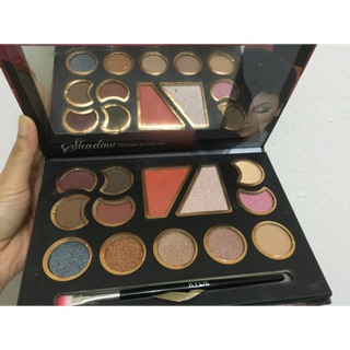 พาเรท Kylie. 3D high lighter &amp; shadow palette